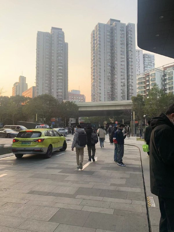 1月18日，上海徐汇，小米总部有人感染病毒，开始放假了