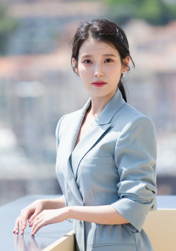 #IU #李钟硕 恋情曝光D社曝光IU和李钟硕圣诞节假期在名古屋约会照，恋情确认！据内部人士透露，俩人已经约会了4个月才发展成交往
