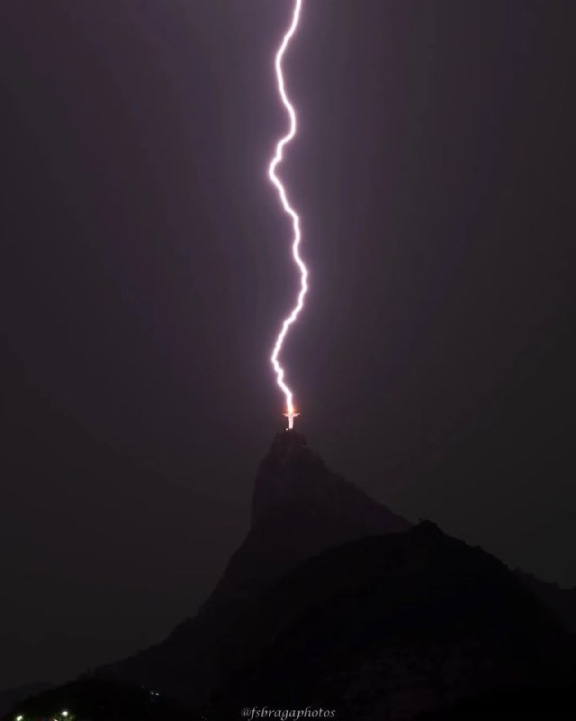 闪电击中巴西里约热内卢的耶稣雕像2023年2月10日闪电击中巴西里约热内卢的耶稣雕像2023年2月10日