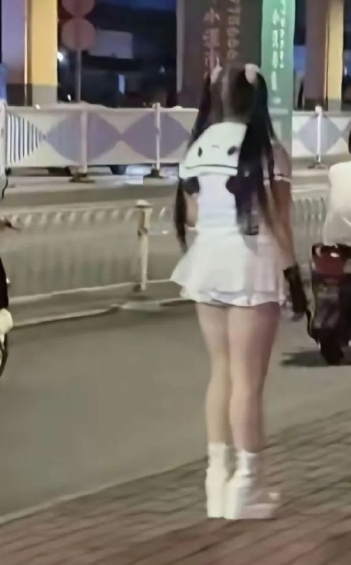 路边美女主播，怎么搭讪？😋路边美女主播，怎么搭讪？😋