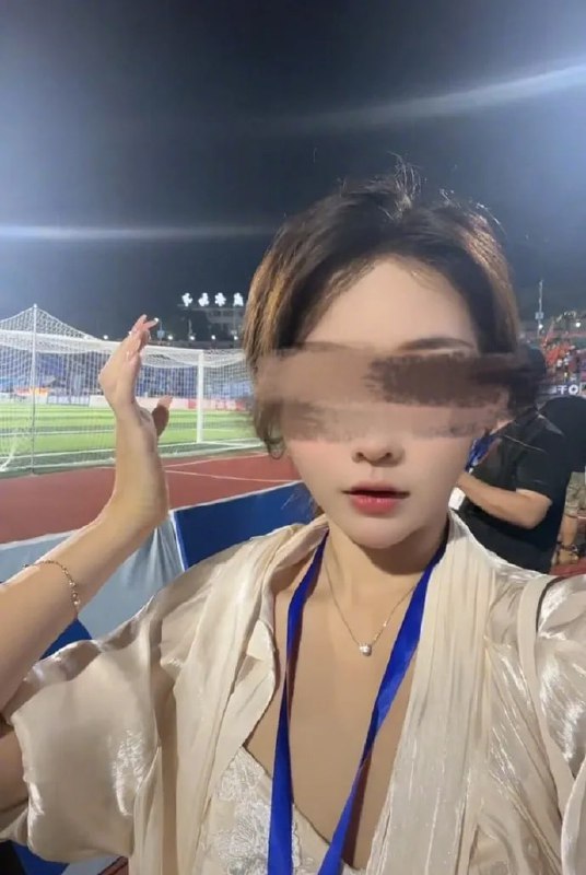 湖南一女主播收到炸弹包裹被炸伤10月16日，湖南一女主播收到炸弹包裹被炸伤引发热议