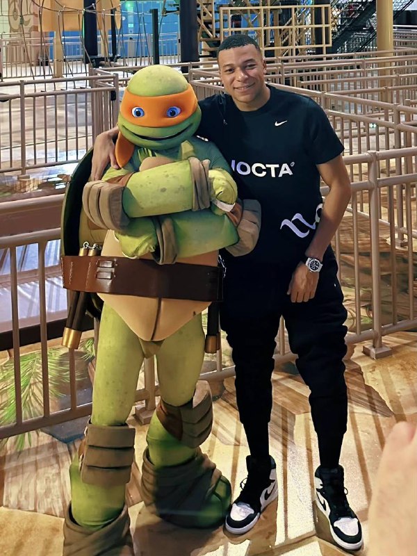 #姆巴佩 和 #忍者神龟 米开朗基罗合影🤔️