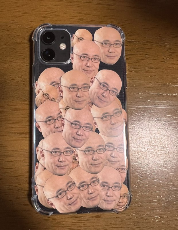 考司法书士的老婆每看完一本参考书，就把书腰封上作者的脸剪下来放在手机壳里