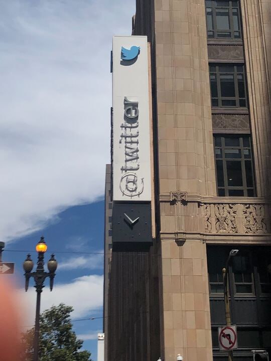 Twitter总部试着更换公司招牌，结果似乎没拿到旧金山消防局的许可而被阻止了，结果标牌部分就成了只剩下“er”的惨状……Twitter总部试着更换公司招牌，结果似乎没拿到旧金山消防局的许可而被阻止了，结果标牌部分就成了只剩下“er”的惨状……