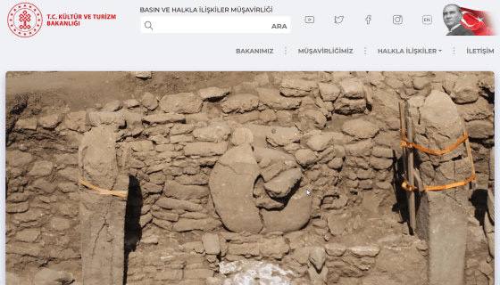 今年9月在土耳其东南部新石器时代遗迹发掘到约1万1000年前2.3米高的男性雕像，但更令人吃惊的是雕像看似是手握自己性器官，古人类很可能存在难以想象的社会体系