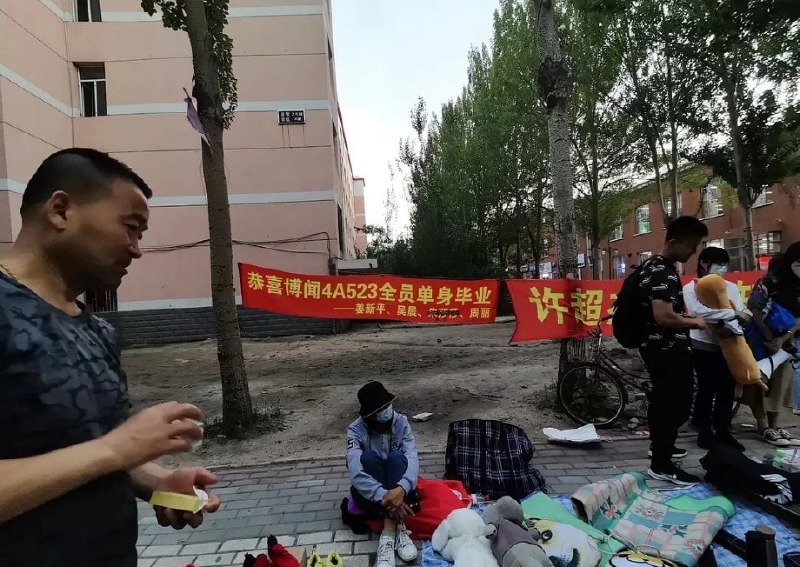 横幅都做好了，你居然脱单了🙃横幅都做好了，你居然脱单了🙃