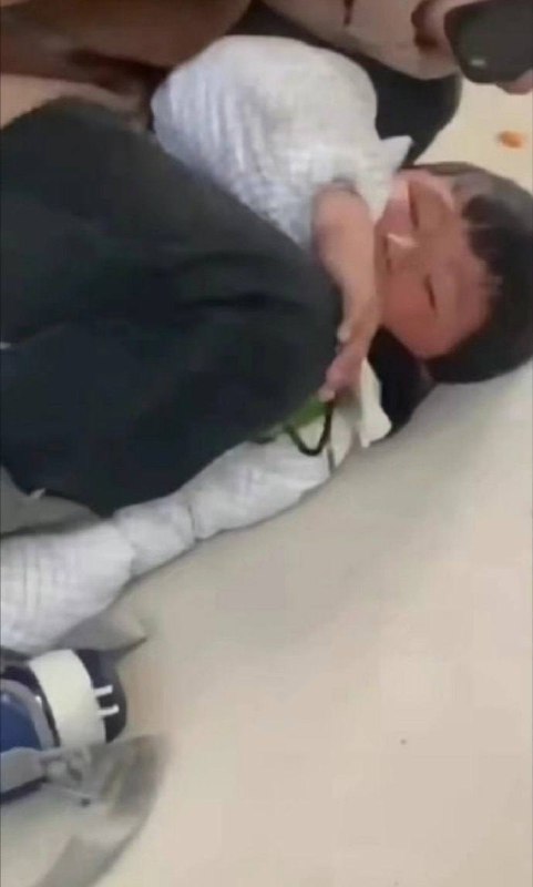 河南省商丘市虞城县镇里固中心幼儿园老师打孩子头并踩脸多名幼师参与虐童，让5-6岁幼童磕头，殴打，还脱幼童裤子