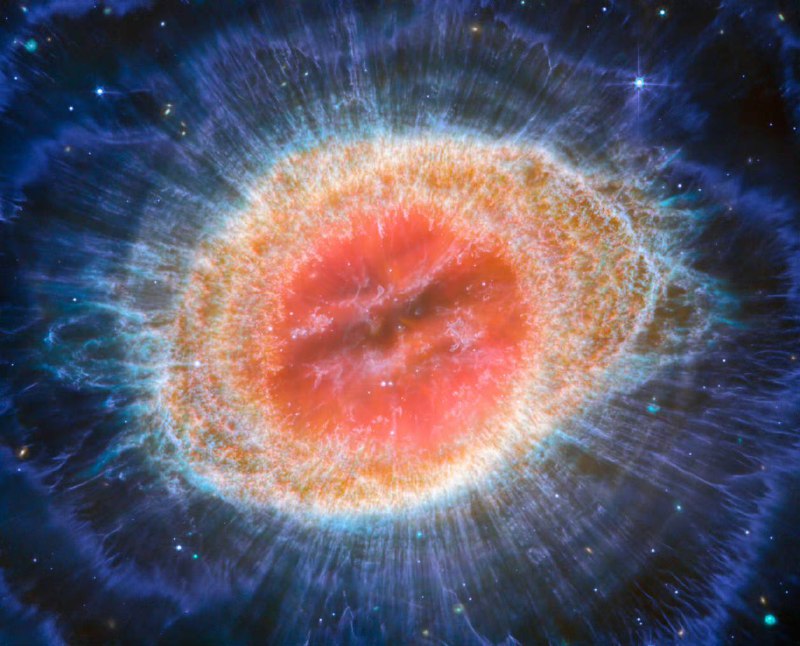 NASA发布韦布太空望远镜红外仪器和近红外相机拍摄的环状星云M57新图！揭示了更复杂的细节，包括星云外层周围的微弱光晕