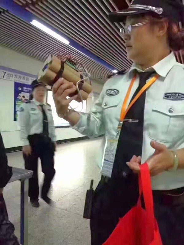 作为一名矿工，我随身带一包雷管是很正常也很合理的