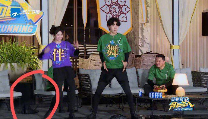 《奔跑吧》剪辑师没剪干净，惊现小黑子露出鸡脚