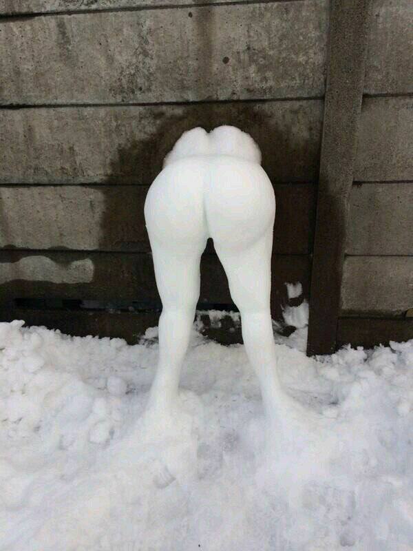 “操雪人⛄的故事”一哥们喝多了，#操雪人，边操还边骂，真他妈骚啊，越操水越多英国布莱克本一名64岁的醉汉，走在街上看见一个 #雪人 长得好生俊俏，当即脱下裤子上前实施非礼，结果因为小弟弟冻伤而被送入医院，甚至还有把第三条腿截肢的风险