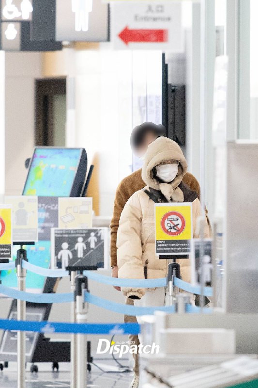 #IU #李钟硕 恋情曝光D社曝光IU和李钟硕圣诞节假期在名古屋约会照，恋情确认！据内部人士透露，俩人已经约会了4个月才发展成交往
