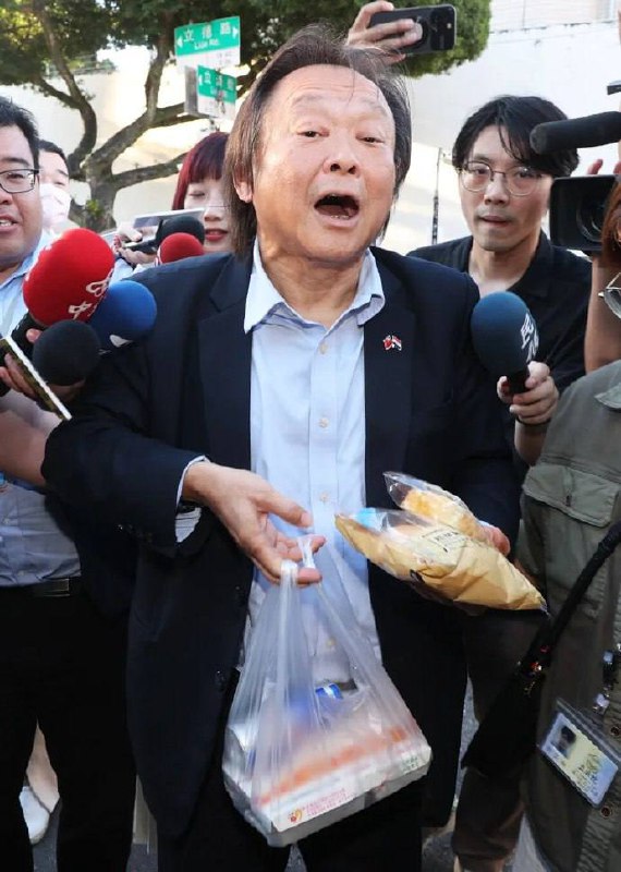 王世坚去给柯文哲送牢饭了，鸡鸭饭便当、起酥蛋糕，羁押、起诉……😅王世坚去给柯文哲送牢饭了，鸡鸭饭便当、起酥蛋糕，羁押、起诉……😅