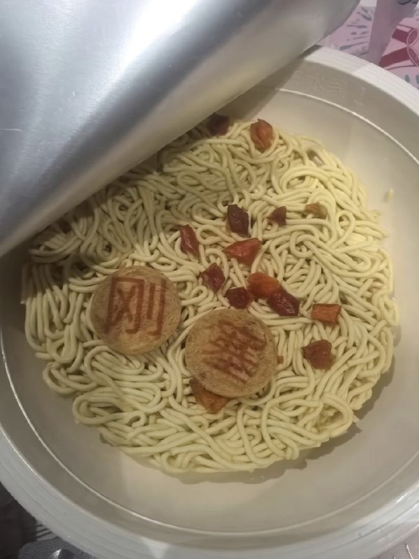 康师傅世界杯期间限定的泡面，肉上打印了国家队的队名🌚