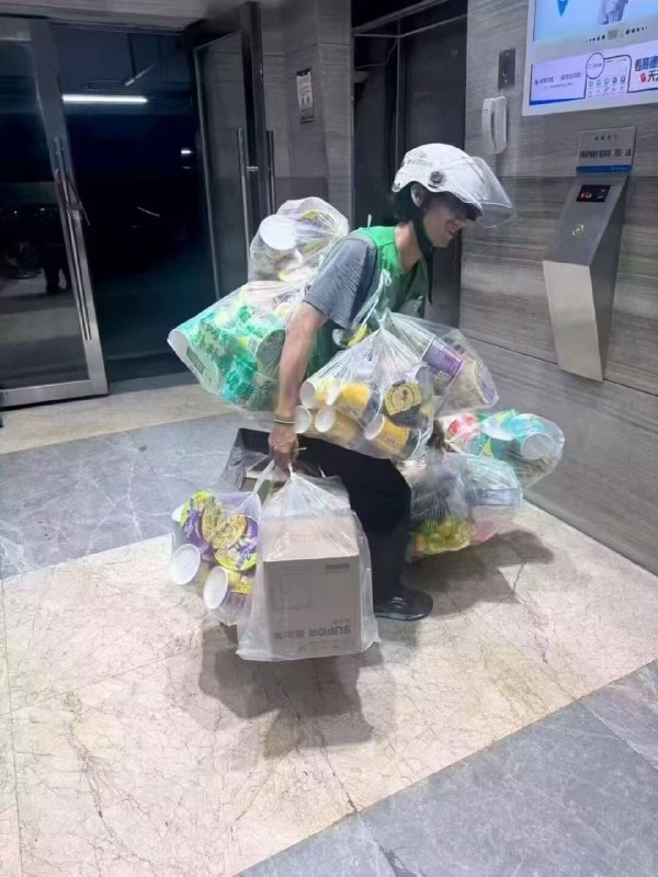 台风来临前的深圳外卖员台风来临前的深圳外卖员