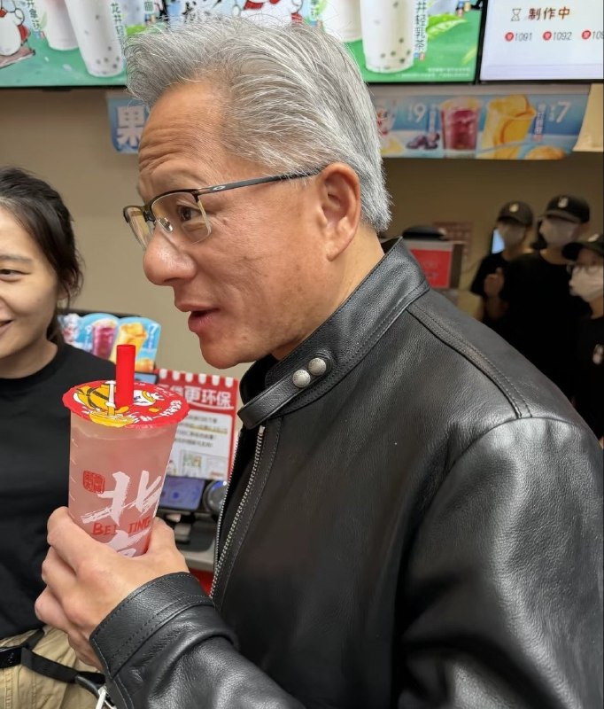 黄仁勋刚在南锣鼓喝了豆汁，转头就下单了蜜雪冰城🌚黄仁勋刚在南锣鼓喝了豆汁，转头就下单了蜜雪冰城🌚