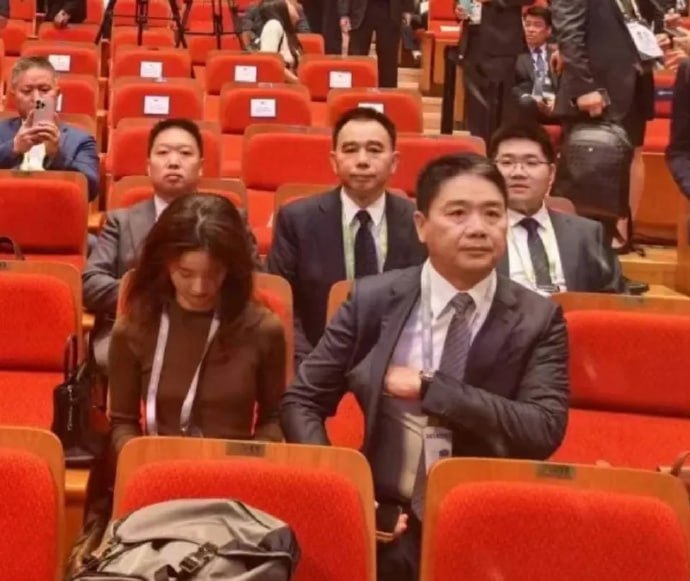 11月1日，刘强东在APEC峰会期间被拍到表情严肃的现场照片，随后他在朋友圈幽默发文