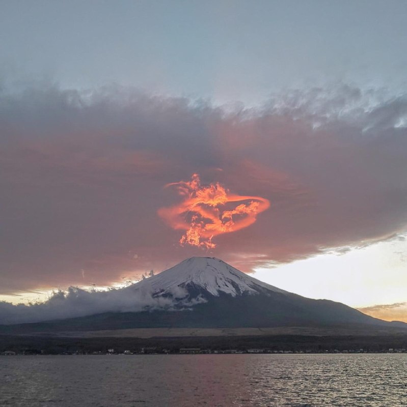 近期在富士山上出现的龙形云朵😮近期在富士山上出现的龙形云朵😮