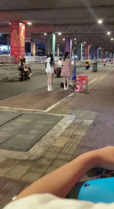 路边美女主播，怎么搭讪？😋路边美女主播，怎么搭讪？😋