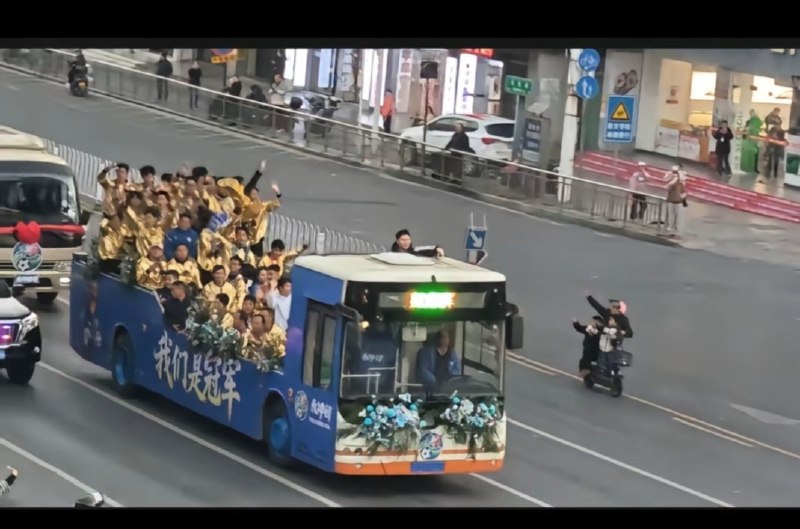 根据湖南视界报道，有位“榜一姐姐”承诺如果湘超永州队问鼎冠军，就赠湘超队每人一台车