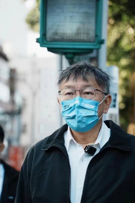 台北市长 #柯文哲 卸任今天早上柯文哲走路到台大医院报到，开始回到老本行，做医生