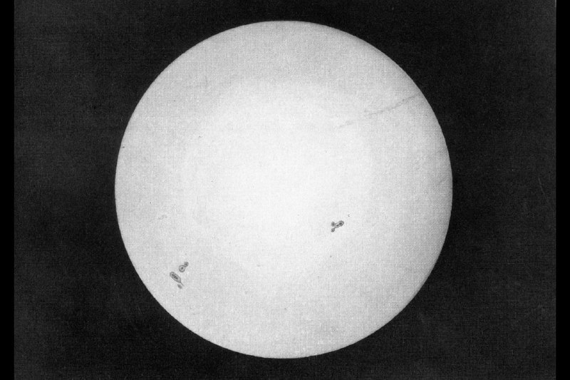 181年前的今天，也就是1845年4月2日，两位法国物理学家菲佐和傅科拍下了人类历史上的第一张太阳照片😮
