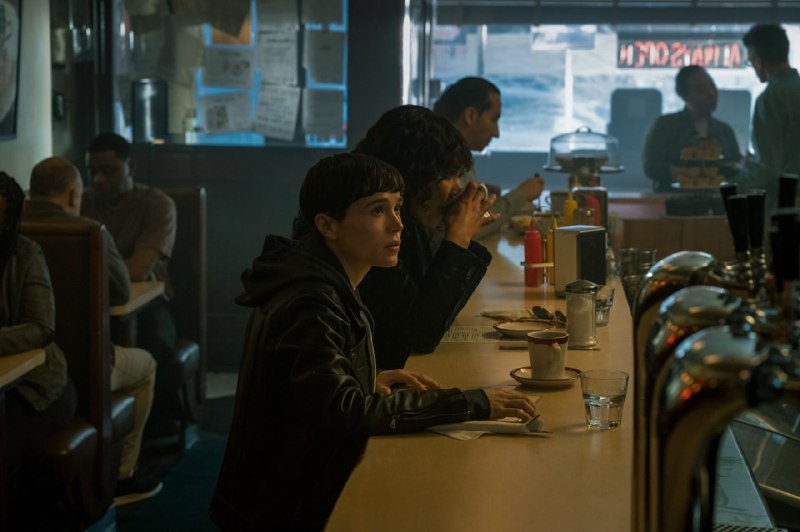 《#伞学院》第三季首张剧照，埃利奥特·佩吉饰演的“凡妮雅”在这一季的第一集中将改名为“维克多”，以符合演员本人的trans身份
