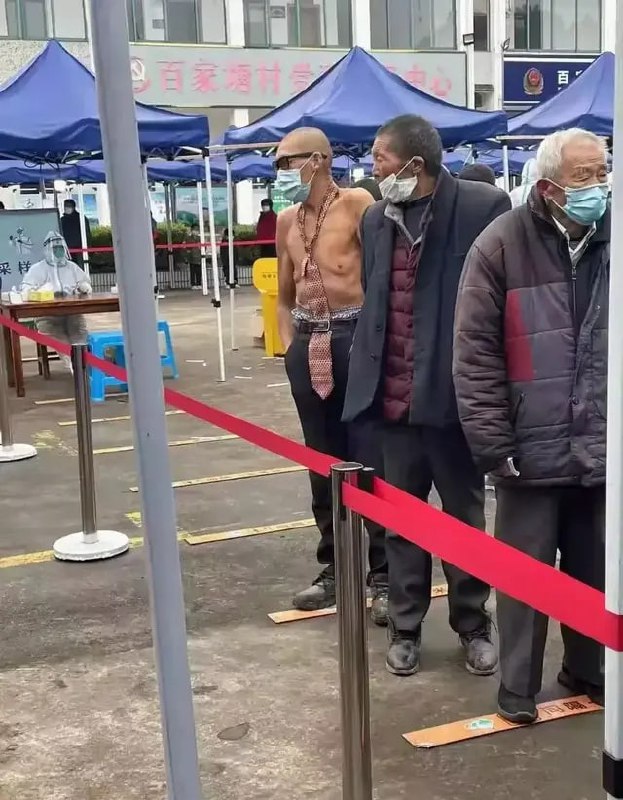 在做核酸有腔调这件事上，无论年轻人还是长者，都拿捏的死死的😂在做核酸有腔调这件事上，无论年轻人还是长者，都拿捏的死死的😂