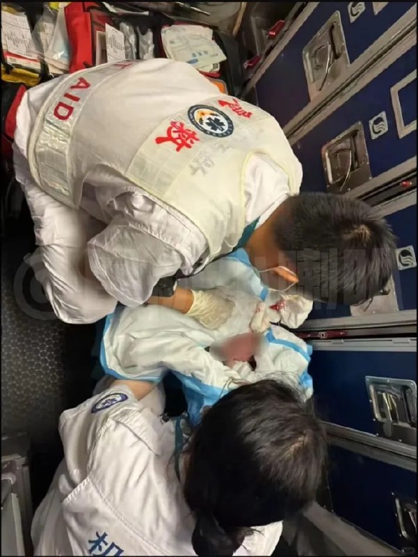 16岁女子飞机上分娩疑携带传染病有消息称，7月12日，SC4884一名16岁旅客独自登机后腹痛临近分娩，机组乘务人员及地面急救人员一同协助接生