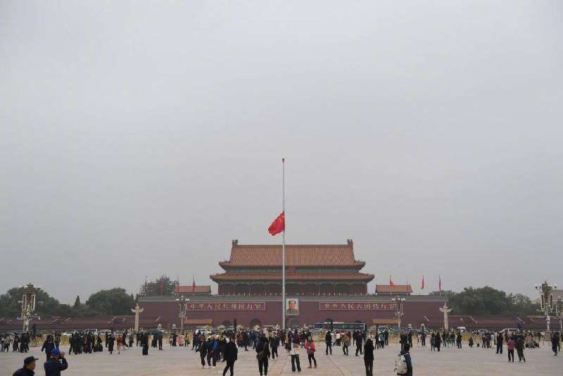 天安门下半旗悼念李克强同志11月2日，为悼念李克强同志，首都天安门下半旗志哀