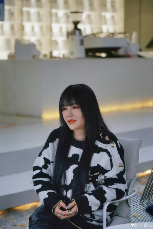 据黄安，台湾著名歌手千百惠于8月19日凌晨因病去世，享年62岁