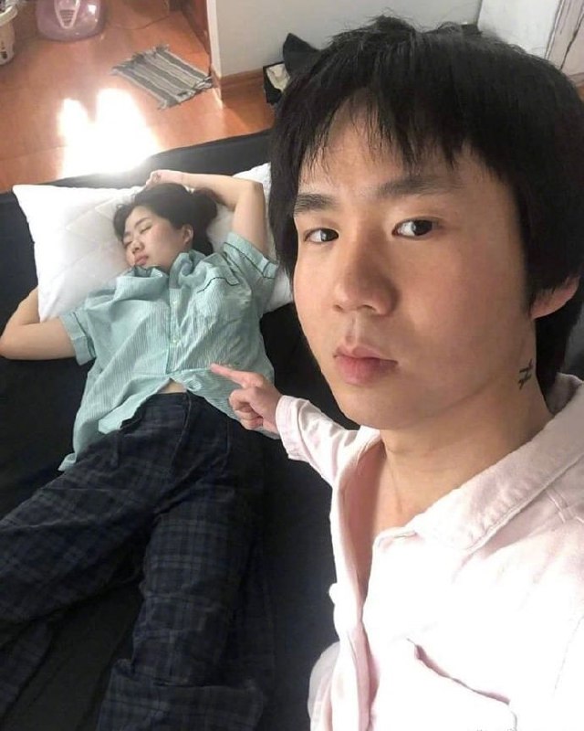 趁女朋友睡觉时偷偷对她做这种事😂趁女朋友睡觉时偷偷对她做这种事😂