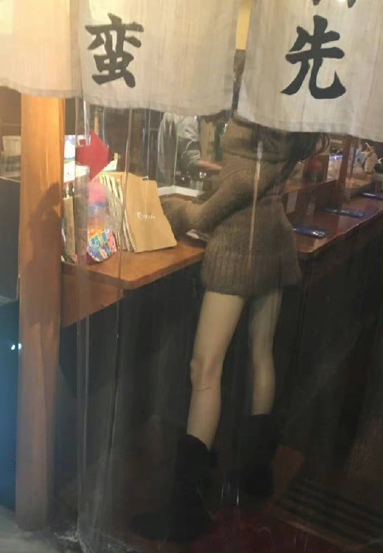 日本宫崎县某居酒屋，老板在门口放了个模特，骗的进店的大叔们络绎不绝……🤔️