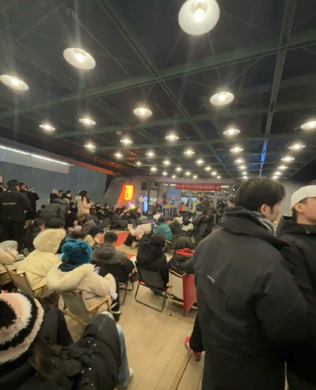 黑色羽绒服选美大赛……黑色羽绒服选美大赛……