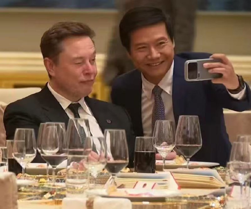 晚宴上雷军找马斯克合影，看样子马老板没少喝（合照后又拿起手机开始刷推）晚宴上雷军找马斯克合影，看样子马老板没少喝（合照后又拿起手机开始刷推）