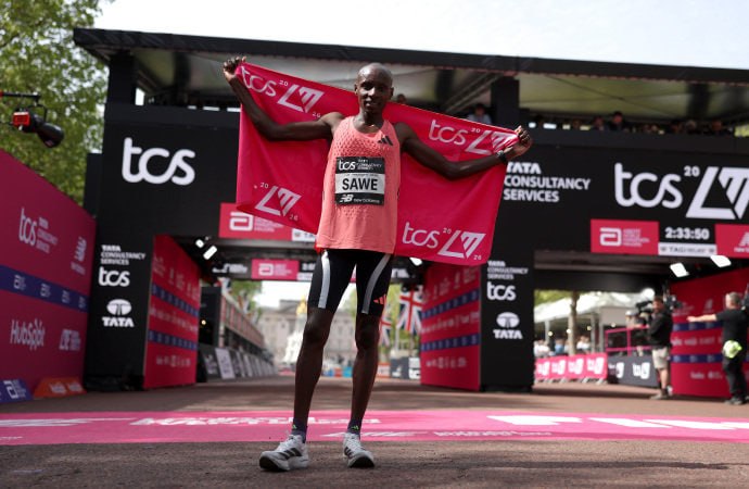 人类马拉松破二北京时间2026年4月26日，在伦敦马拉松赛场上，肯尼亚选手塞巴斯蒂安·萨维以 1小时59分30秒 的惊人成绩冲线，成为人类历史上首位在正式马拉松比赛中突破2小时大关的运动员，标志着马拉松运动迎来历史性里程碑