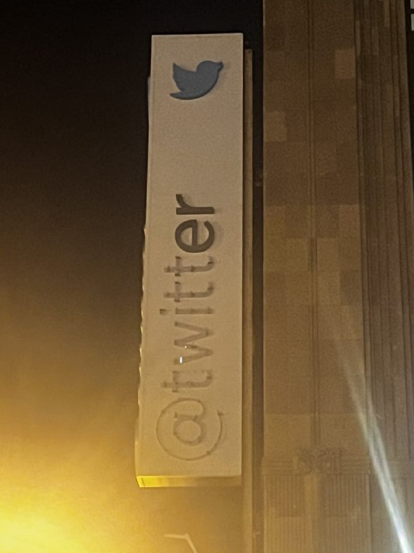 Twitter总部试着更换公司招牌，结果似乎没拿到旧金山消防局的许可而被阻止了，结果标牌部分就成了只剩下“er”的惨状……Twitter总部试着更换公司招牌，结果似乎没拿到旧金山消防局的许可而被阻止了，结果标牌部分就成了只剩下“er”的惨状……