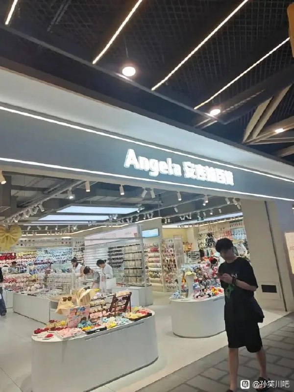 青岛台东步行街，有网友拍到一家店售卖性别对立商品🙈青岛台东步行街，有网友拍到一家店售卖性别对立商品🙈