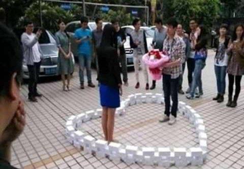 据小道消息透露，这是2014年情人节那天，一名中国男子购买了99部iPhone，并将它们排列成“心”型向女友求婚