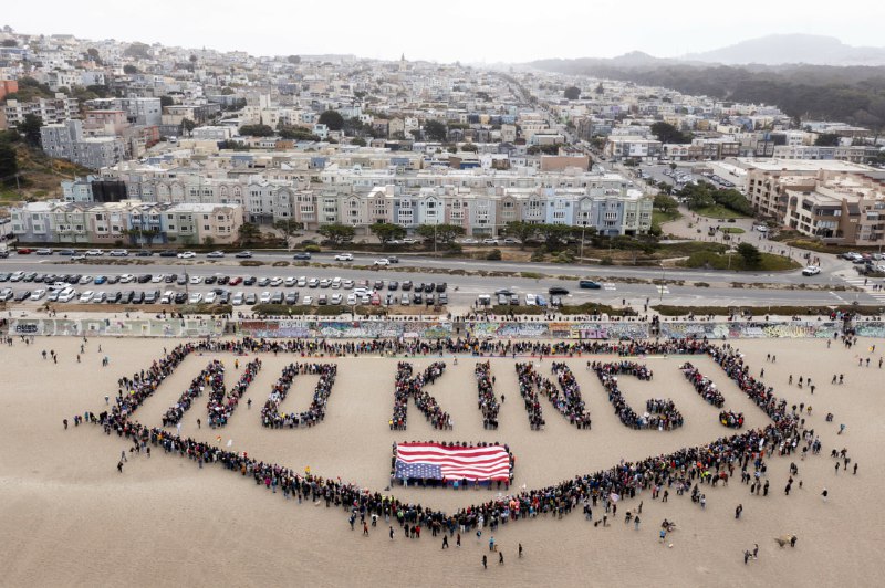周六全美各地爆发2000多场反对特朗普政府“No Kings”抗议活动上的亮眼标牌照片大赏周六全美各地爆发2000多场反对特朗普政府“No Kings”抗议活动上的亮眼标牌照片大赏