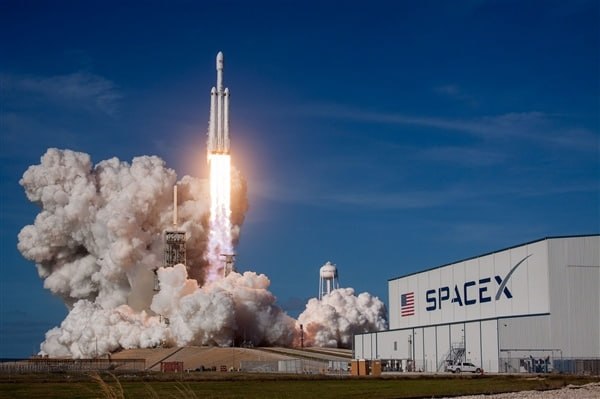 马斯克成为人类首位万亿富翁6月12日消息，马斯克旗下SpaceX正式完成首次公开招股（IPO），本次募资规模达750亿美元，创下全球IPO募资新纪录，公司整体估值定格在1.77万亿美元，于当日在纳斯达克挂牌交易，股票代码为SPCX