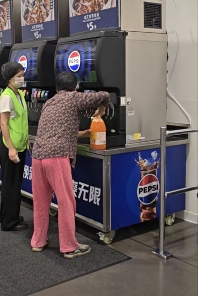 武汉一山姆店现顾客自带桶续杯饮料9月7日，一段拍摄于武汉山姆会员商店（江岸店）的视频在网络传播，视频中顾客用水桶接取免费续杯饮料的操作引发热议