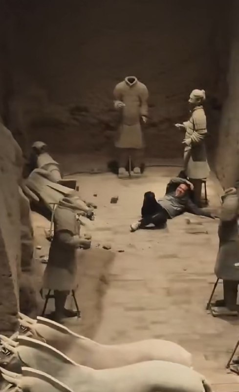 西安秦始皇兵马俑博物馆内一男子掉进俑坑中😦西安秦始皇兵马俑博物馆内一男子掉进俑坑中😦