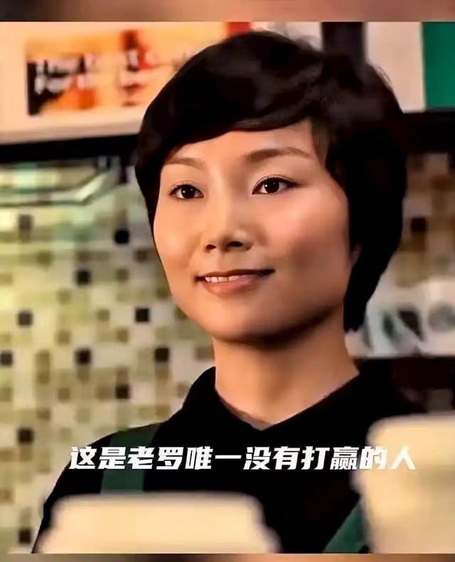 瑞幸最新的广告复刻了当年的“罗永浩中杯大杯超大杯”，还是当年那个女主😂瑞幸最新的广告复刻了当年的“罗永浩中杯大杯超大杯”，还是当年那个女主😂