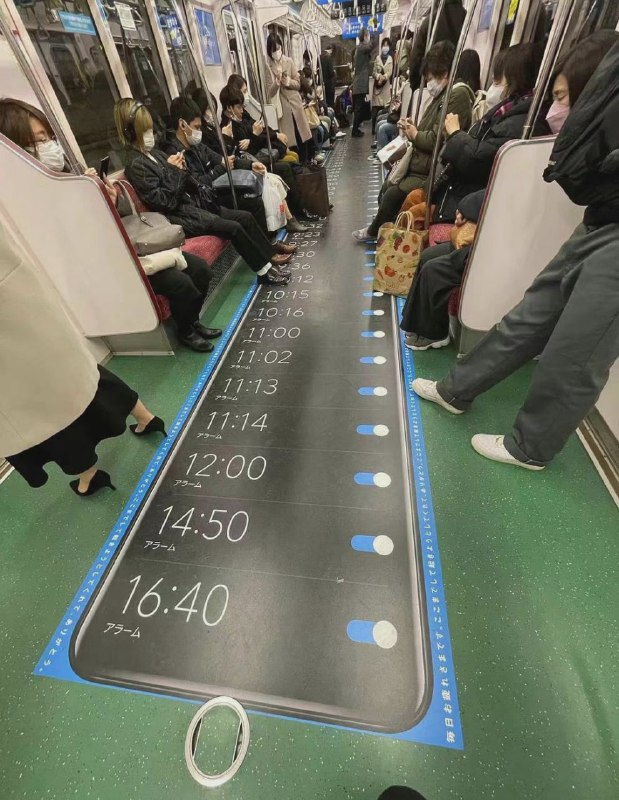 日本地铁的地贴广告…本社畜从一大早就要开始焦虑了日本地铁的地贴广告…本社畜从一大早就要开始焦虑了