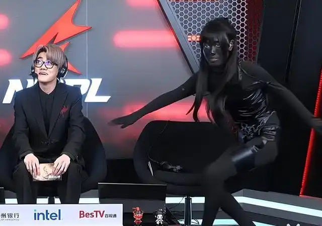 永劫无间 直播厅里的女解说员被批过于暴露，然后……永劫无间 直播厅里的女解说员被批过于暴露，然后……