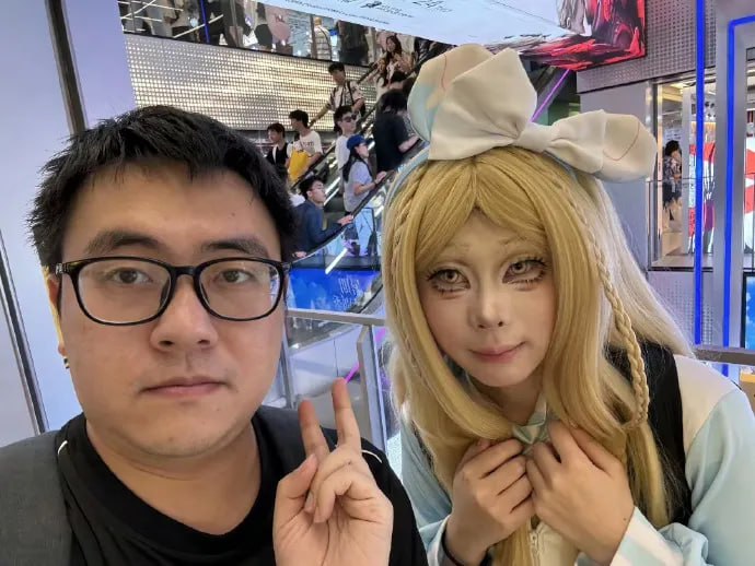 男子参加上海漫展与众多coser合拍，然后不P图直接原图发布，由于把人拍的太丑，遭cos圈集体封杀……男子参加上海漫展与众多coser合拍，然后不P图直接原图发布，由于把人拍的太丑，遭cos圈集体封杀……