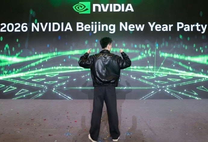 英伟达员工晒年会最牛年终奖，黄仁勋亲笔签名的皮衣