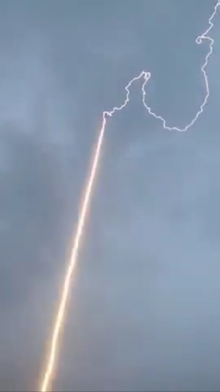 科学家通过向雷雨云发射一枚带有接地铜线的火箭来制造人造闪电😮科学家通过向雷雨云发射一枚带有接地铜线的火箭来制造人造闪电😮