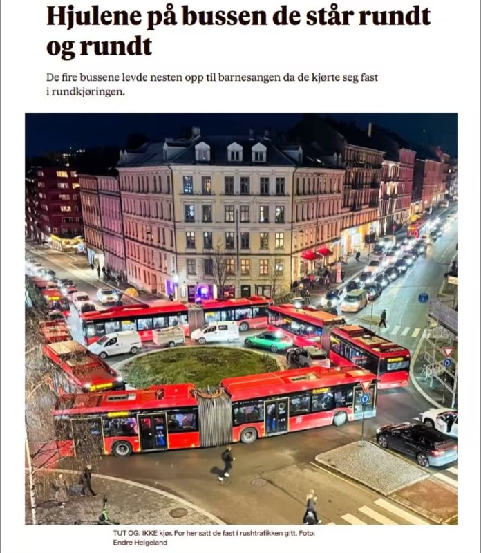 挪威四台公交又一次在转盘互锁……挪威四台公交又一次在转盘互锁……